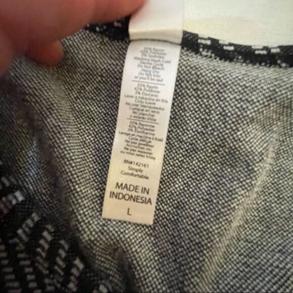 V. Cute Lularoe shirt dips in back modest black and white pattern size Large - Picture 5 of 7